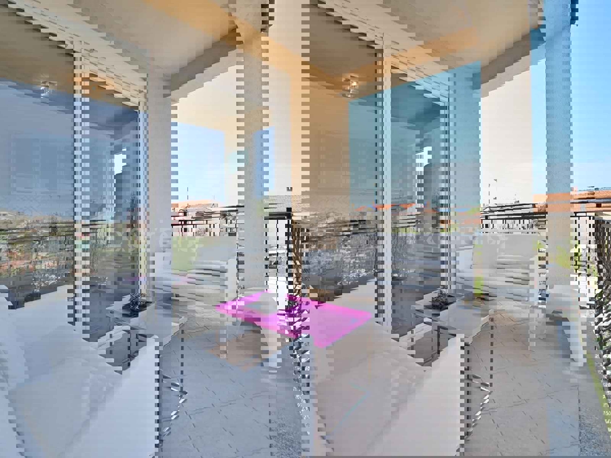 Parenzo - a 1.000 m dalla spiaggia, appartamento con VISTA MARE e garage!