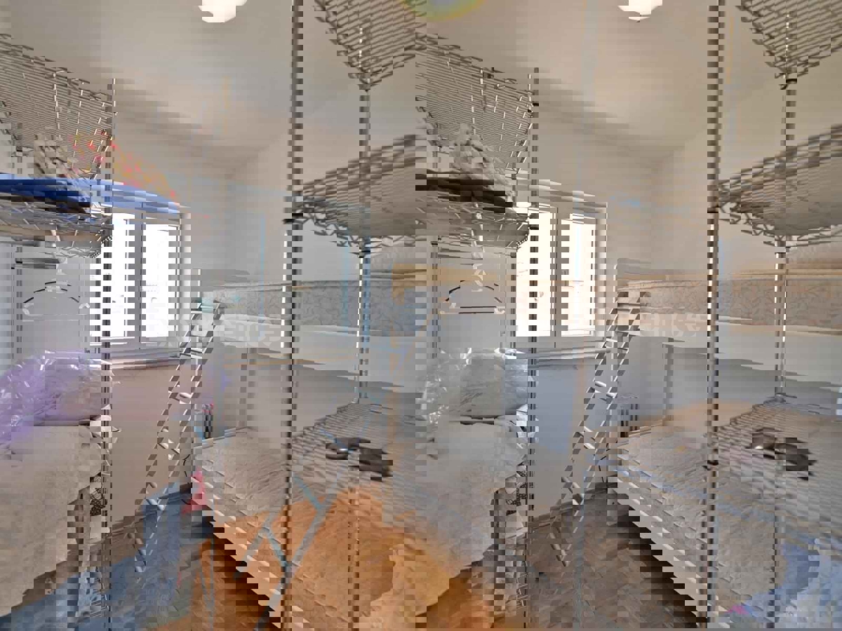 Parenzo - a 1.000 m dalla spiaggia, appartamento con VISTA MARE e garage!