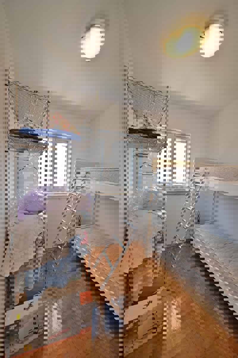 Parenzo - a 1.000 m dalla spiaggia, appartamento con VISTA MARE e garage!