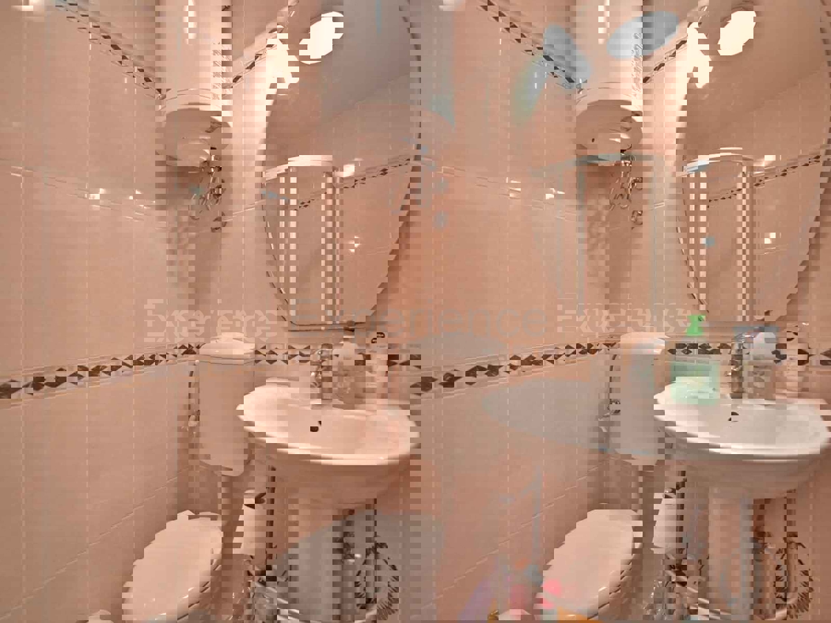 Parenzo - a 1.000 m dalla spiaggia, appartamento con VISTA MARE e garage!