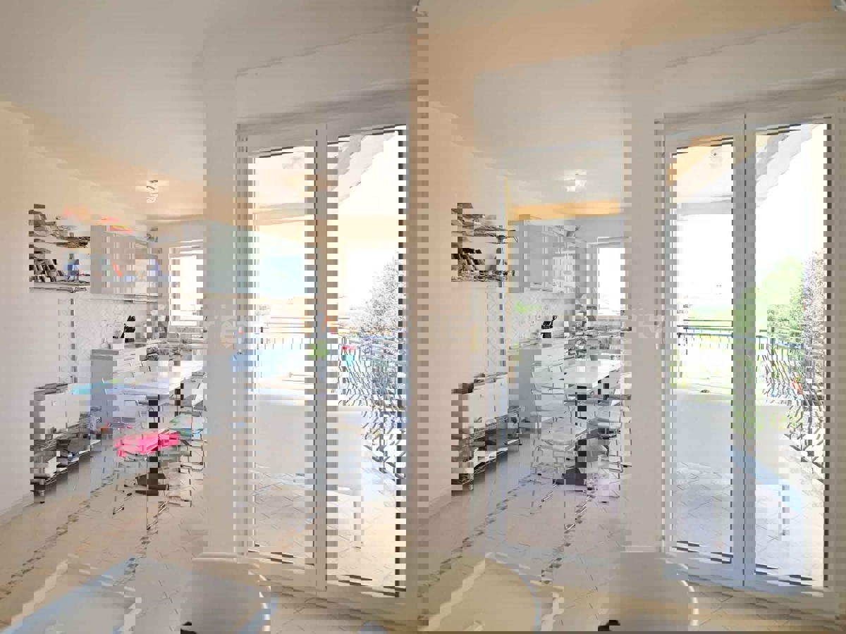 Parenzo - a 1.000 m dalla spiaggia, appartamento con VISTA MARE e garage!