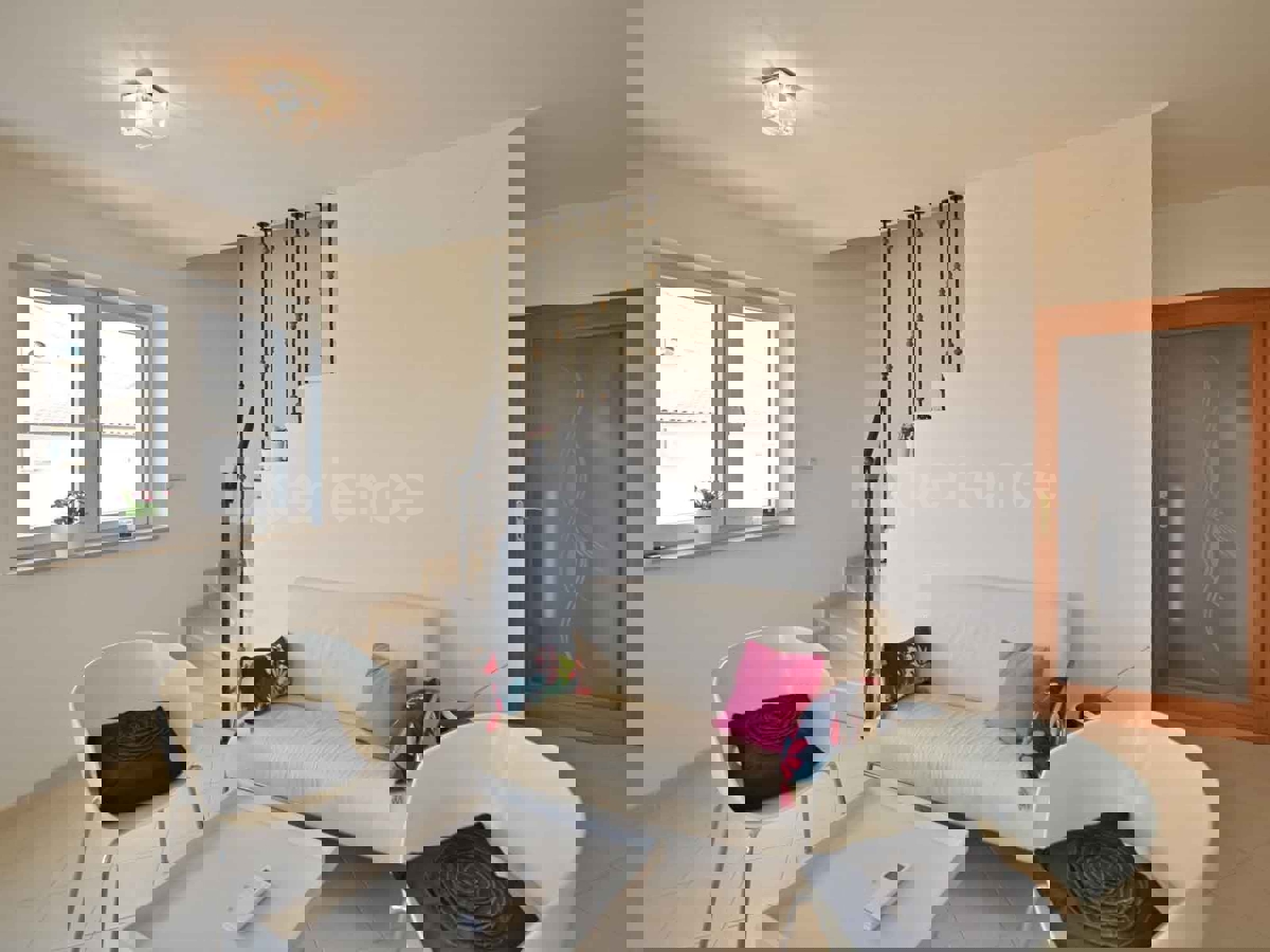 Parenzo - a 1.000 m dalla spiaggia, appartamento con VISTA MARE e garage!