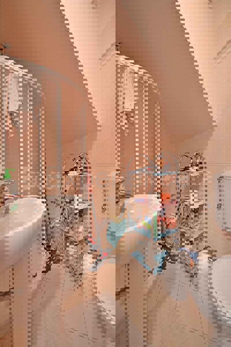 Parenzo - a 1.000 m dalla spiaggia, appartamento con VISTA MARE e garage!