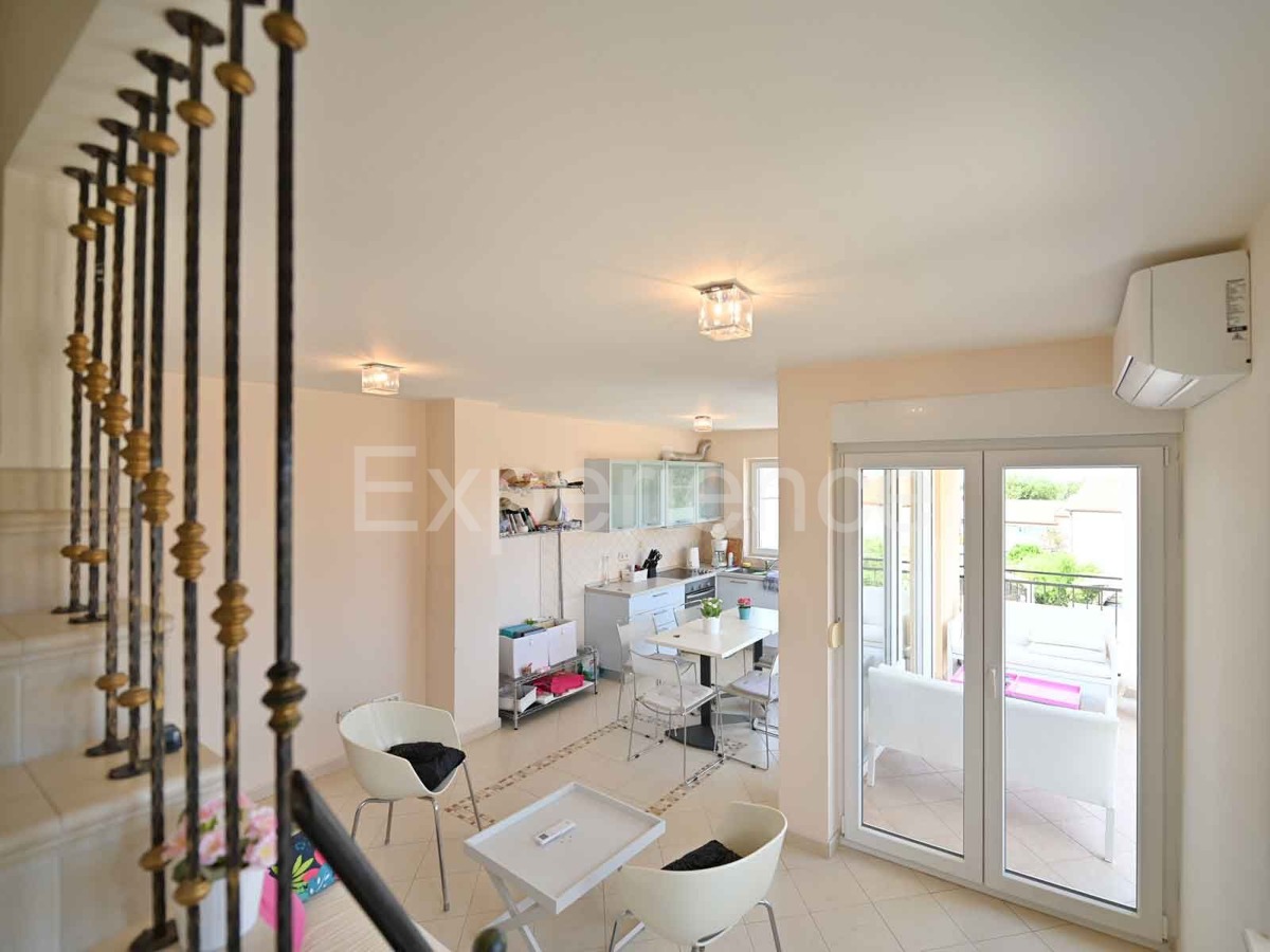 Parenzo - a 1.000 m dalla spiaggia, appartamento con VISTA MARE e garage!