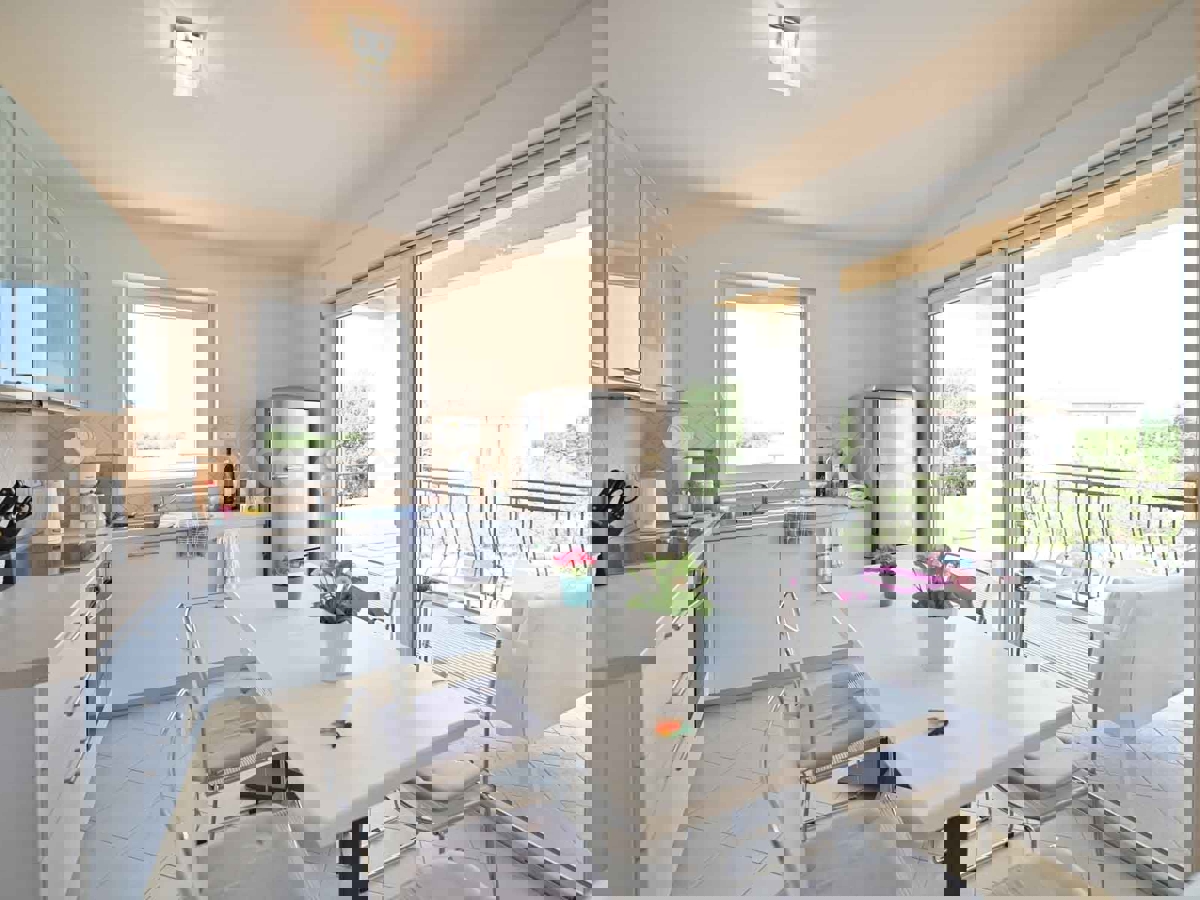 Parenzo - a 1.000 m dalla spiaggia, appartamento con VISTA MARE e garage!