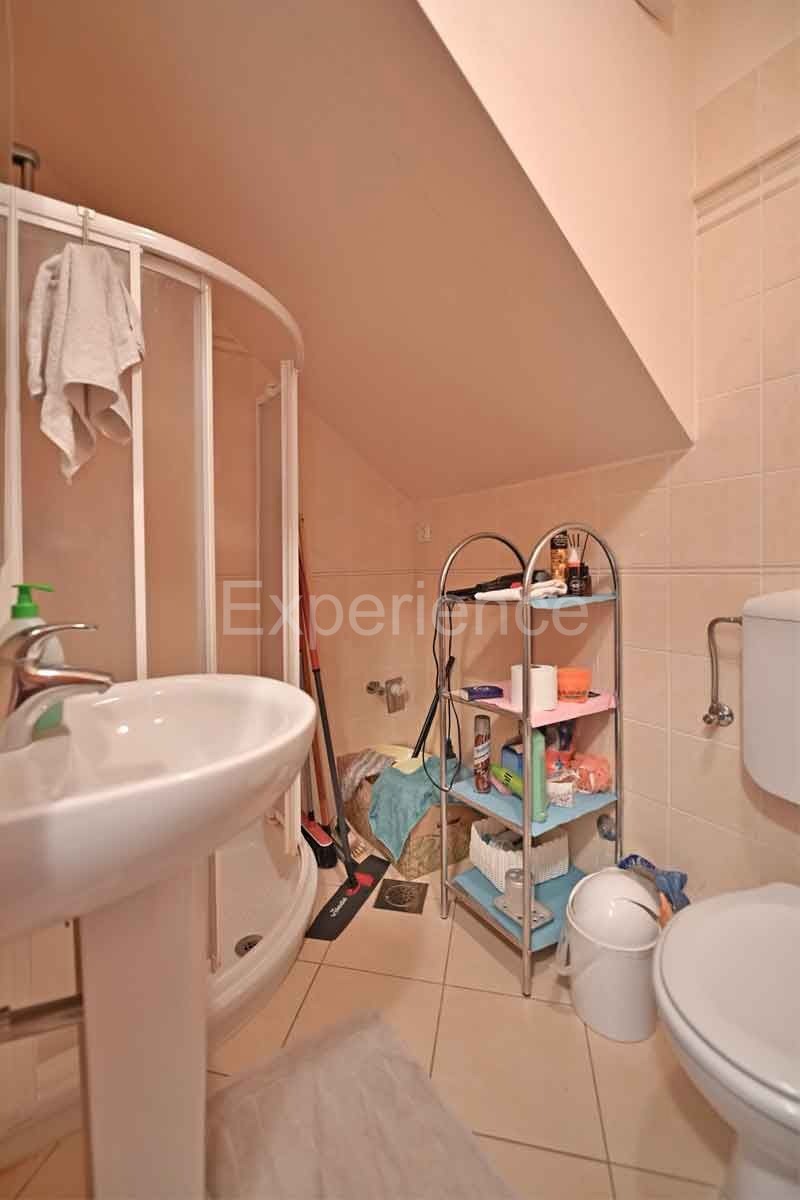 Parenzo - a 1.000 m dalla spiaggia, appartamento con VISTA MARE e garage!