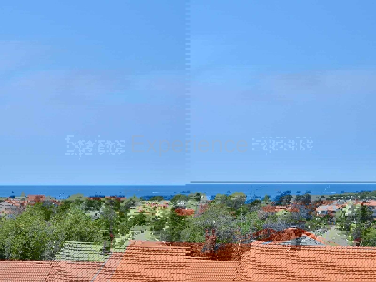 Parenzo - a 1.000 m dalla spiaggia, appartamento con VISTA MARE e garage!