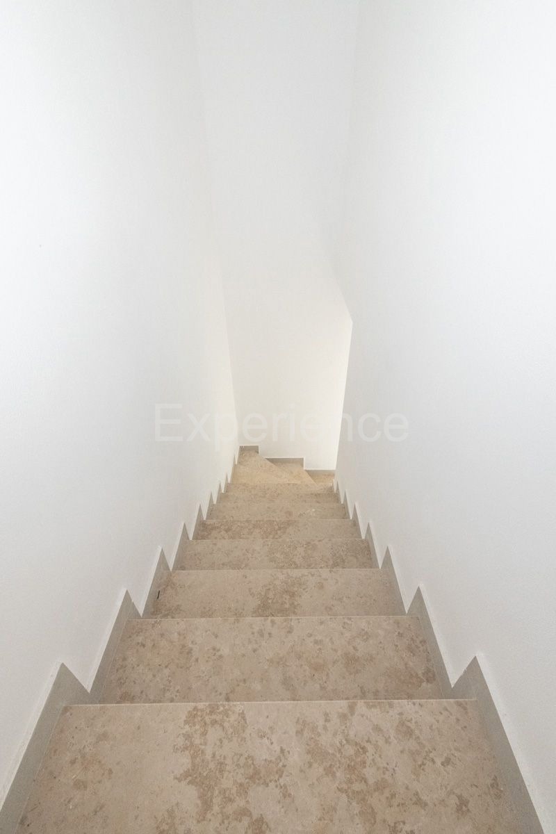 ISTRIA, zona Parenzo – appartamento su due livelli con giardino, VISTA MARE!