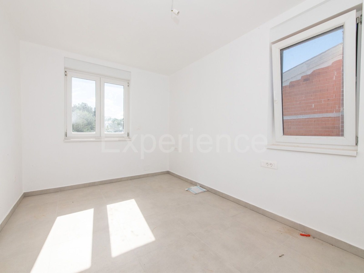 ISTRIA, zona Parenzo – appartamento su due livelli con giardino, VISTA MARE!