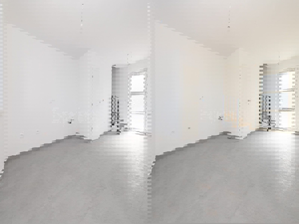 ISTRIA, zona Parenzo – appartamento su due livelli con giardino, VISTA MARE!