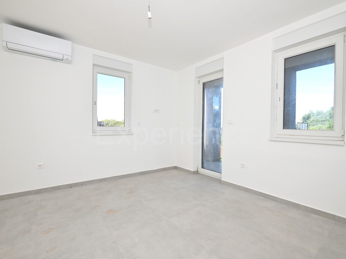 ISTRIA, zona Parenzo – appartamento su due livelli con giardino, VISTA MARE!