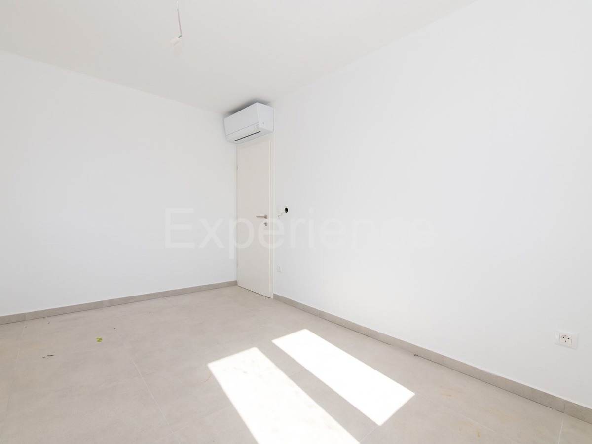 ISTRIA, zona Parenzo – appartamento su due livelli con giardino, VISTA MARE!