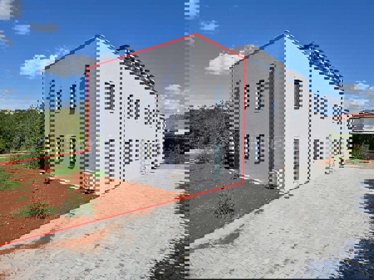 ISTRIA, zona Parenzo – appartamento su due livelli con giardino, VISTA MARE!