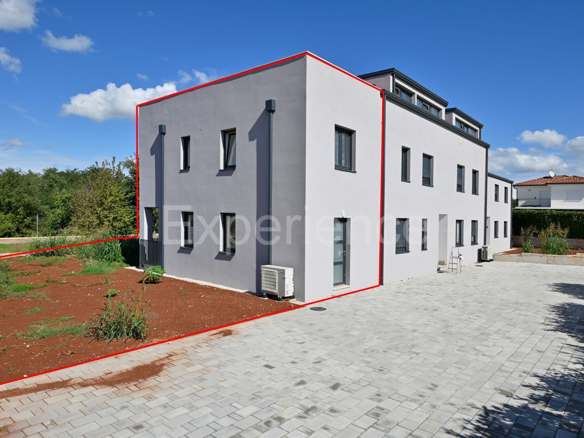 ISTRIA, zona Parenzo – appartamento su due livelli con giardino, VISTA MARE!