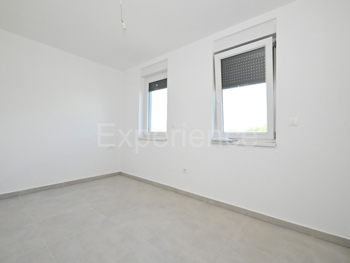 ISTRIA, zona Parenzo – appartamento su due livelli con giardino, VISTA MARE!