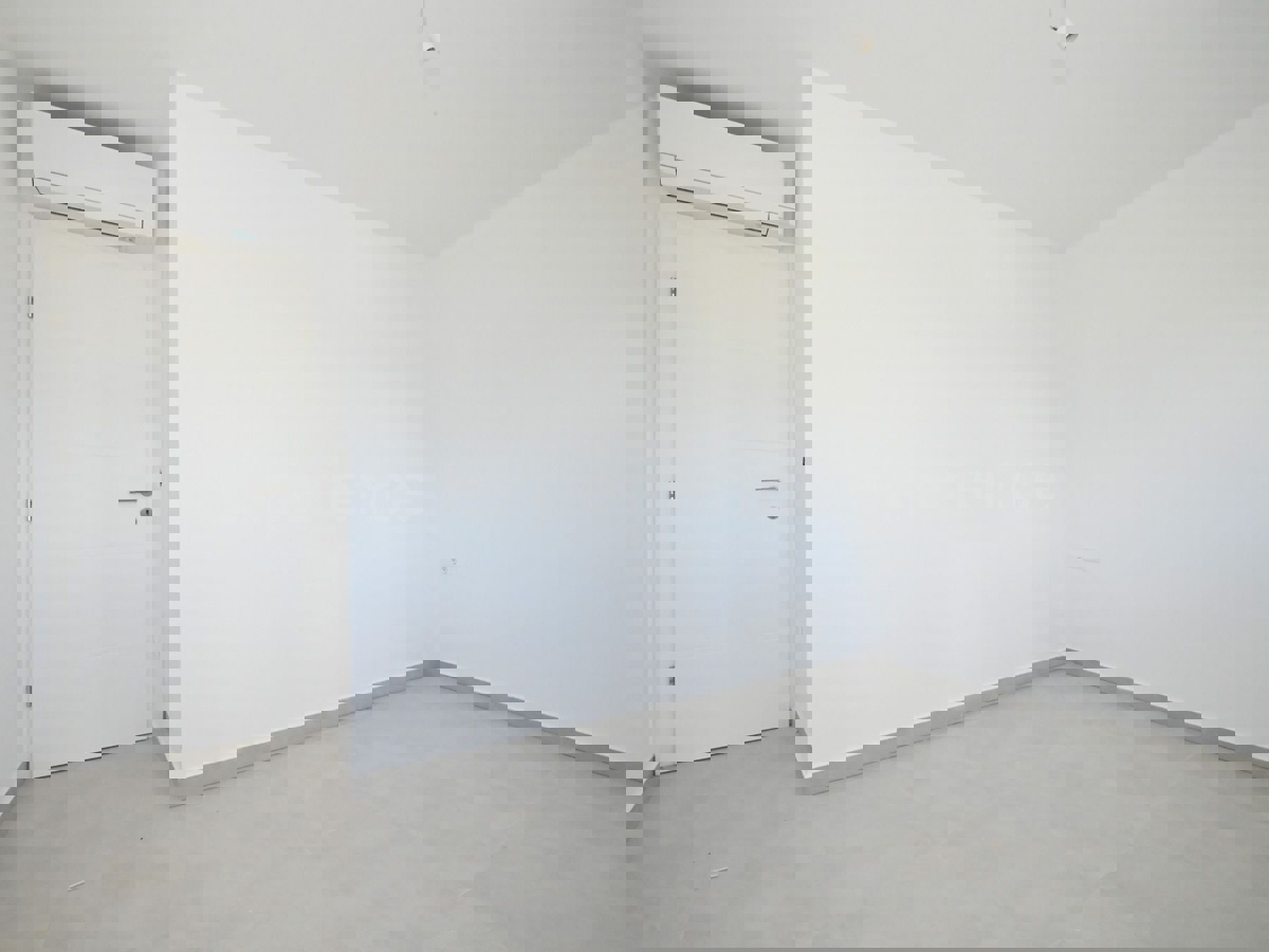 ISTRIA, zona Parenzo – appartamento su due livelli con giardino, VISTA MARE!