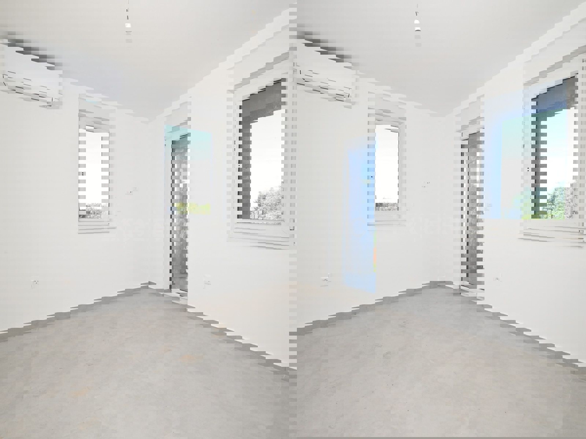 ISTRIA, zona Parenzo – appartamento su due livelli con giardino, VISTA MARE!