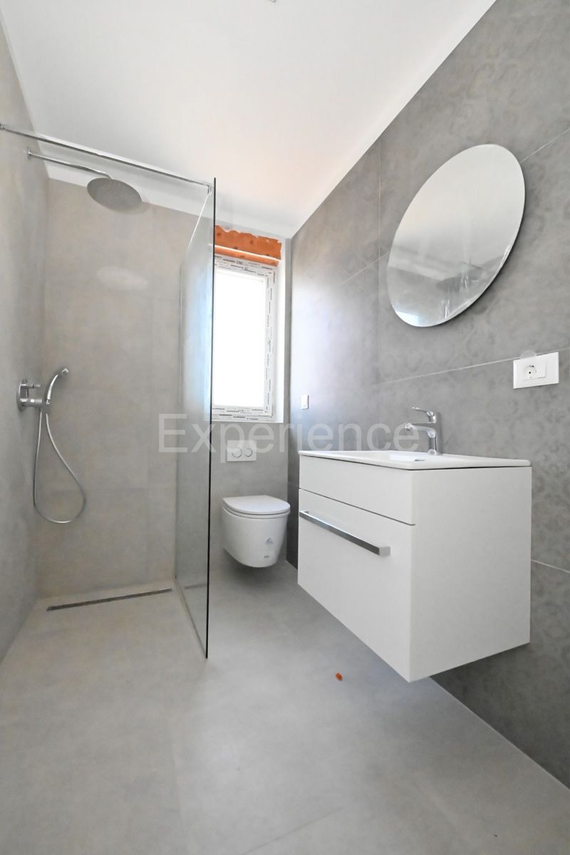 ISTRIA, zona Parenzo – appartamento su due livelli con giardino, VISTA MARE!