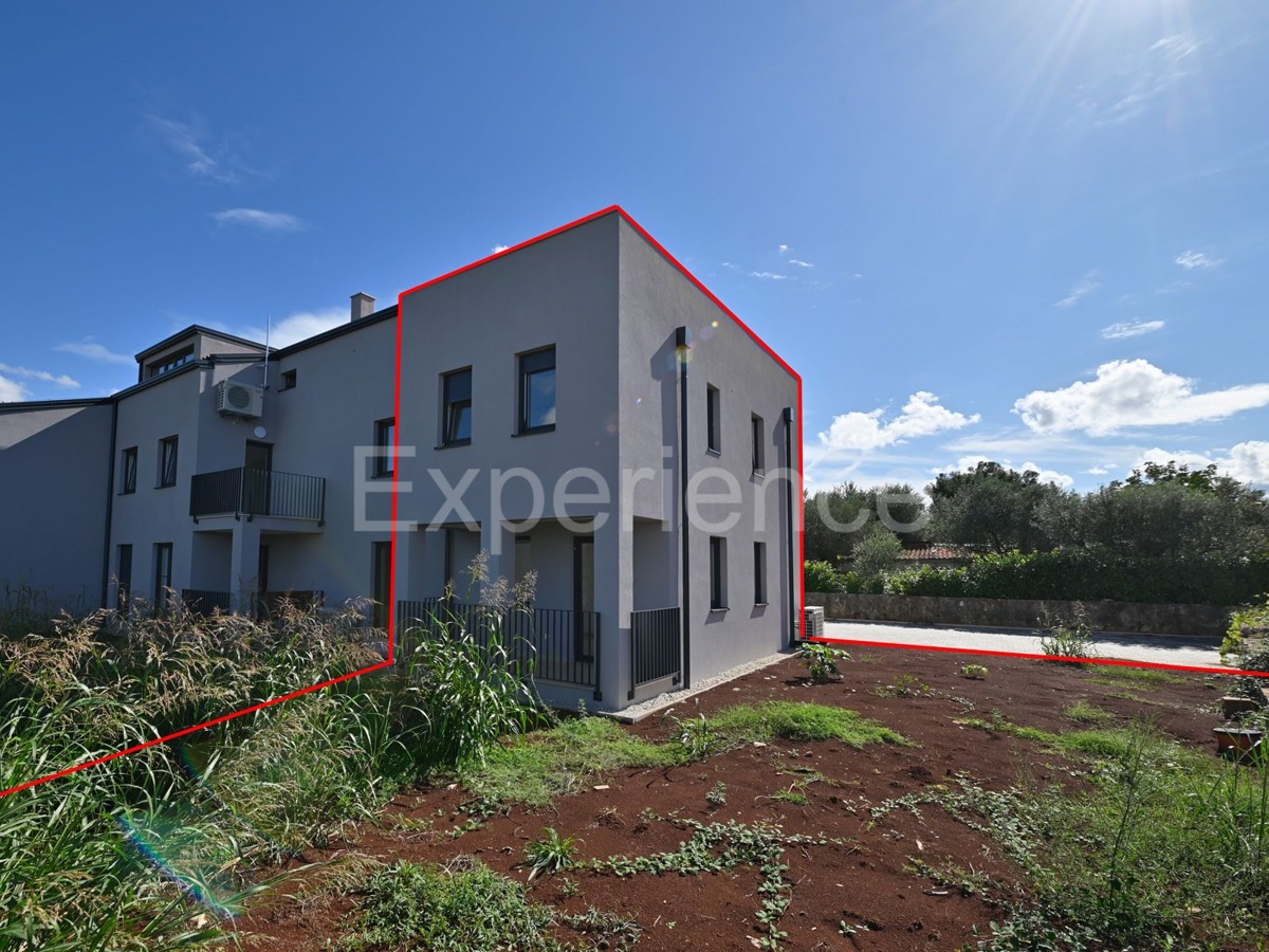 ISTRIA, zona Parenzo – appartamento su due livelli con giardino, VISTA MARE!