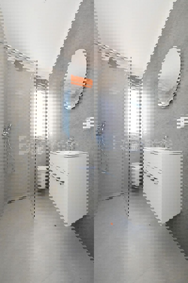 ISTRIA, zona Parenzo – appartamento su due livelli con giardino, VISTA MARE!