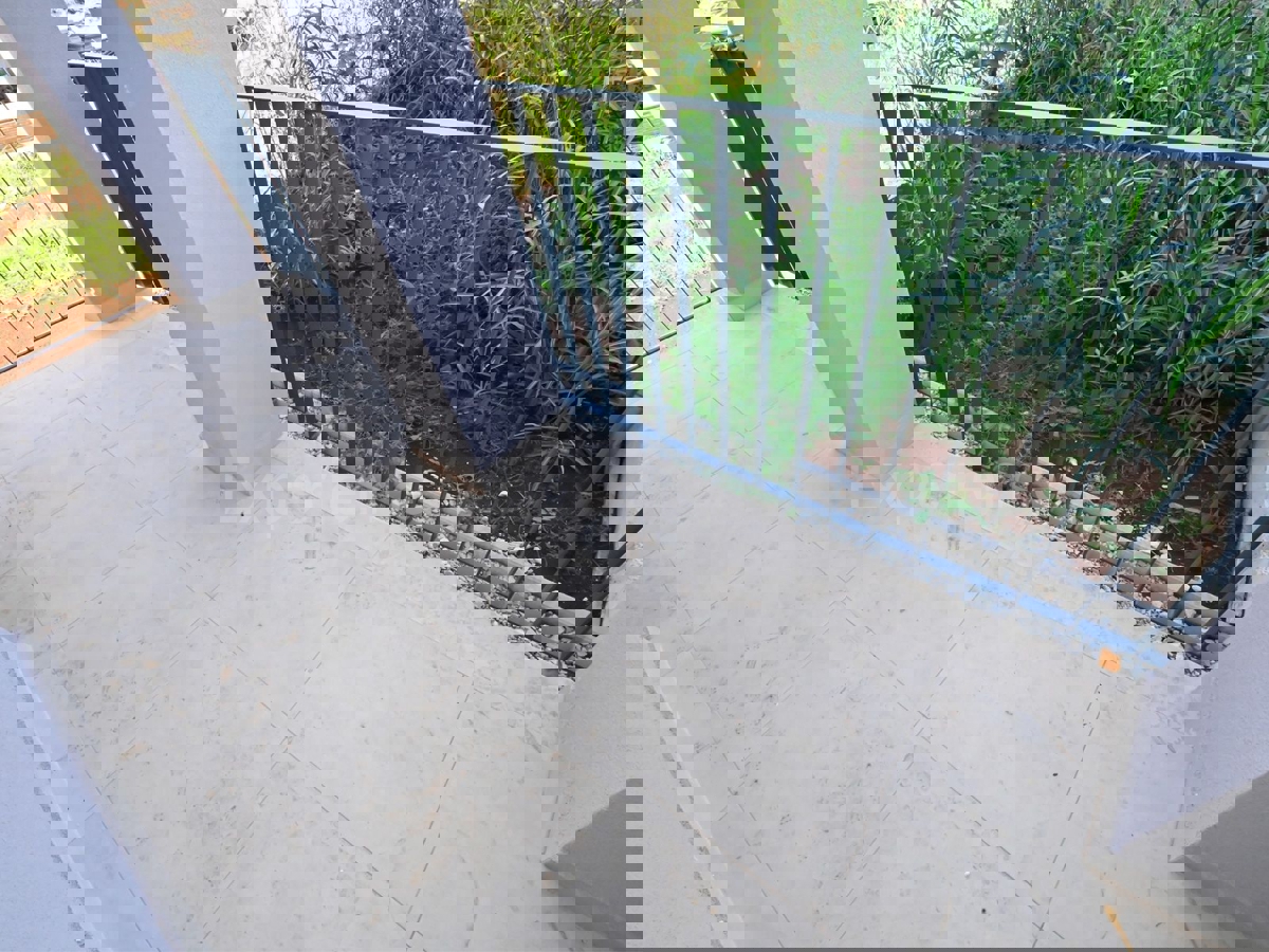 ISTRIA, zona Parenzo – appartamento su due livelli con giardino, VISTA MARE!