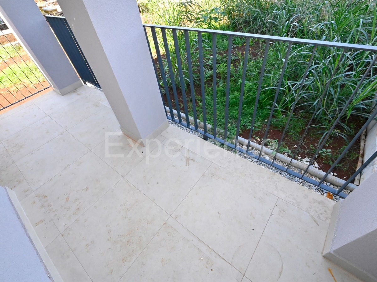 ISTRIA, zona Parenzo – appartamento su due livelli con giardino, VISTA MARE!