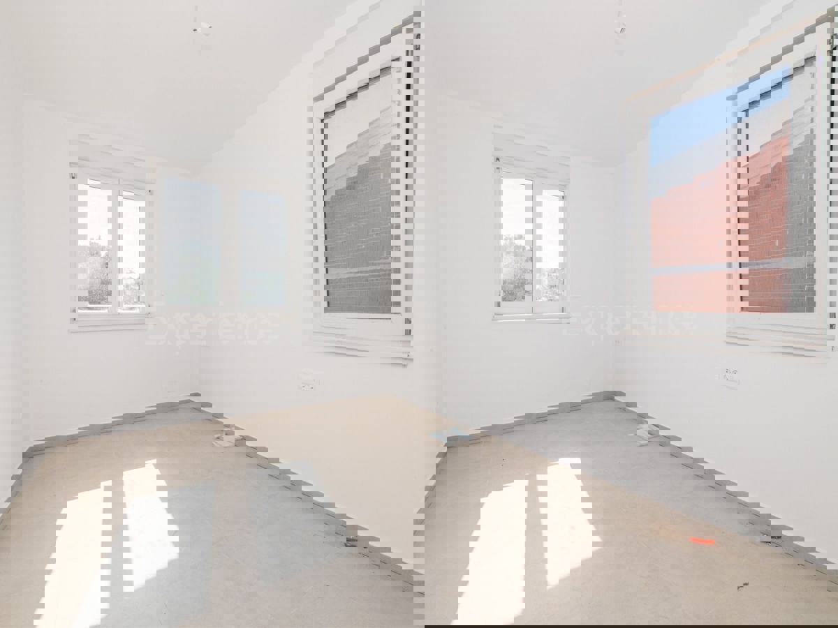 ISTRIA, zona Parenzo – appartamento su due livelli con giardino, VISTA MARE!