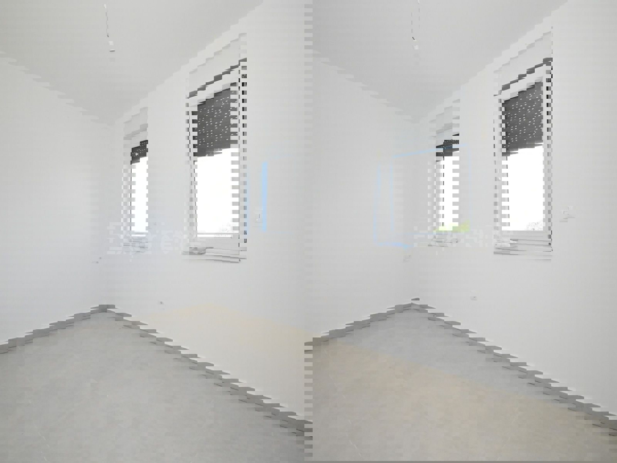 ISTRIA, zona Parenzo – appartamento su due livelli con giardino, VISTA MARE!