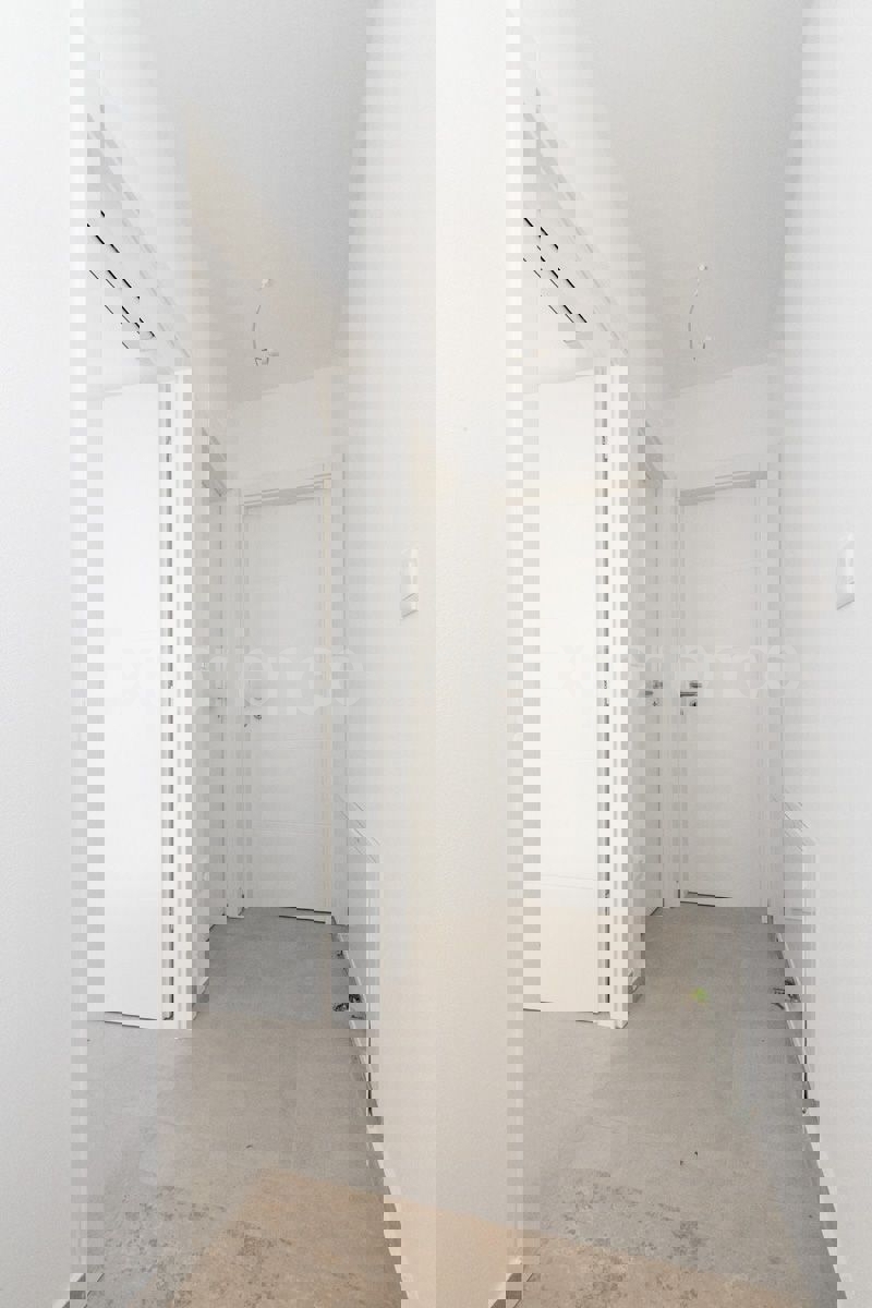 ISTRIA, zona Parenzo – appartamento su due livelli con giardino, VISTA MARE!