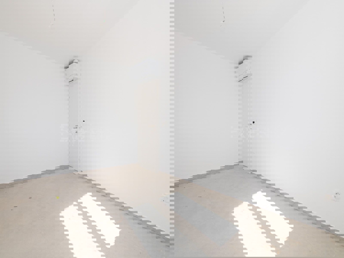 ISTRIA, zona Parenzo – appartamento su due livelli con giardino, VISTA MARE!