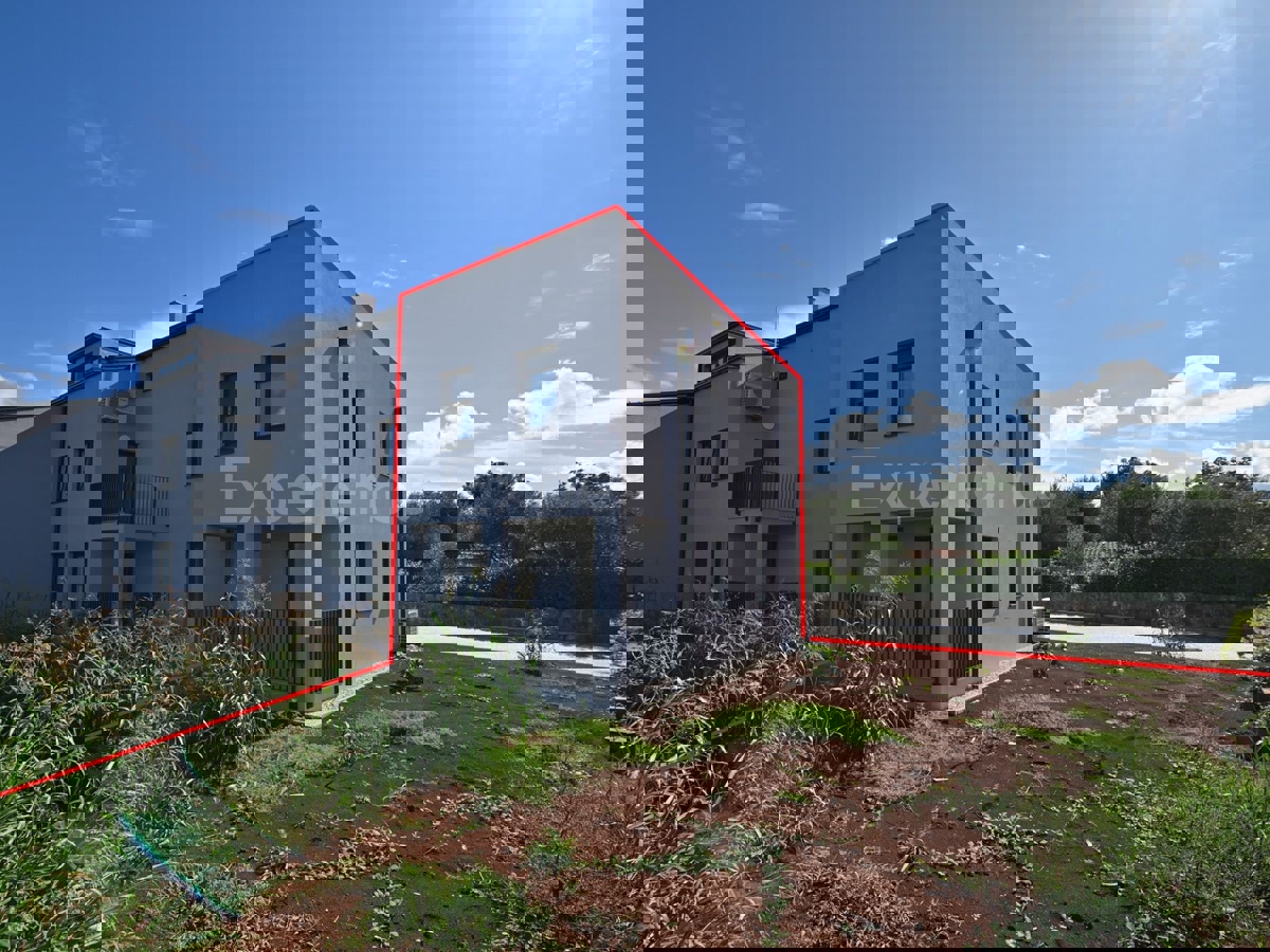 ISTRIA, zona Parenzo – appartamento su due livelli con giardino, VISTA MARE!