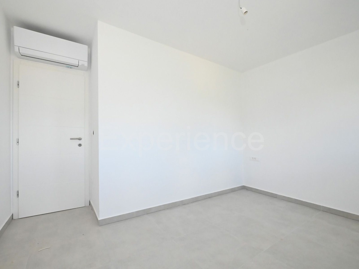 ISTRIA, zona Parenzo – appartamento su due livelli con giardino, VISTA MARE!