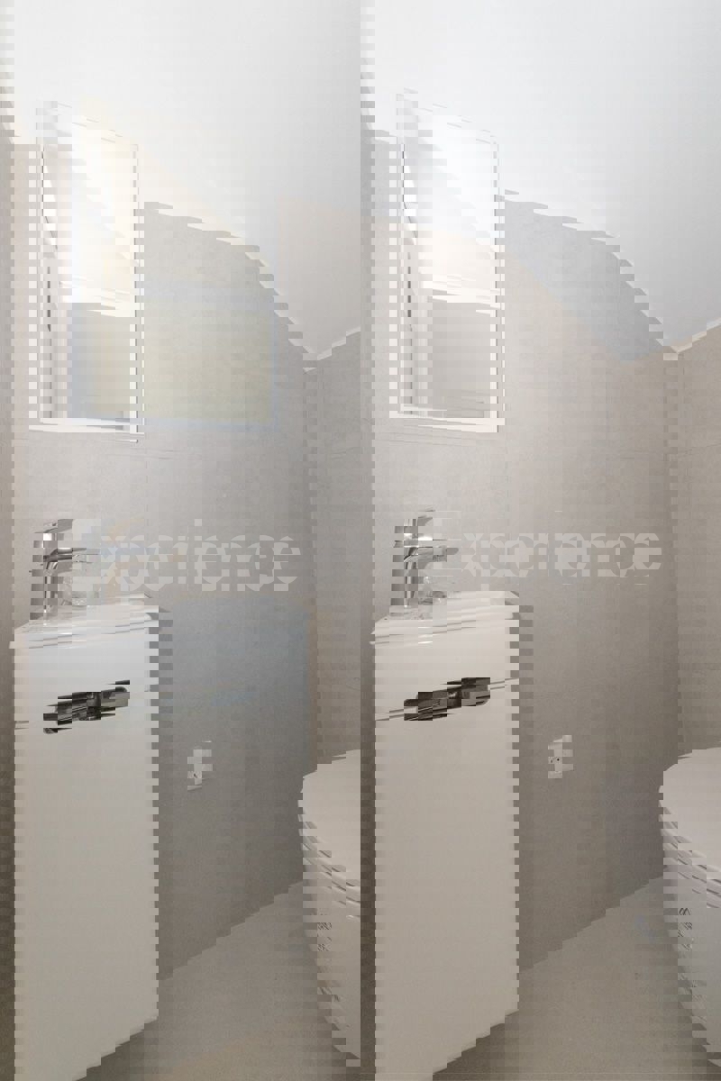 ISTRIA, zona Parenzo – appartamento su due livelli con giardino, VISTA MARE!