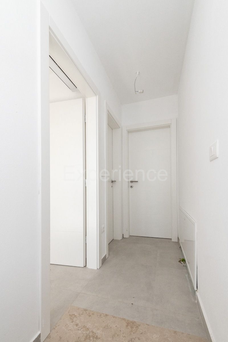 ISTRIA, zona Parenzo – appartamento su due livelli con giardino, VISTA MARE!