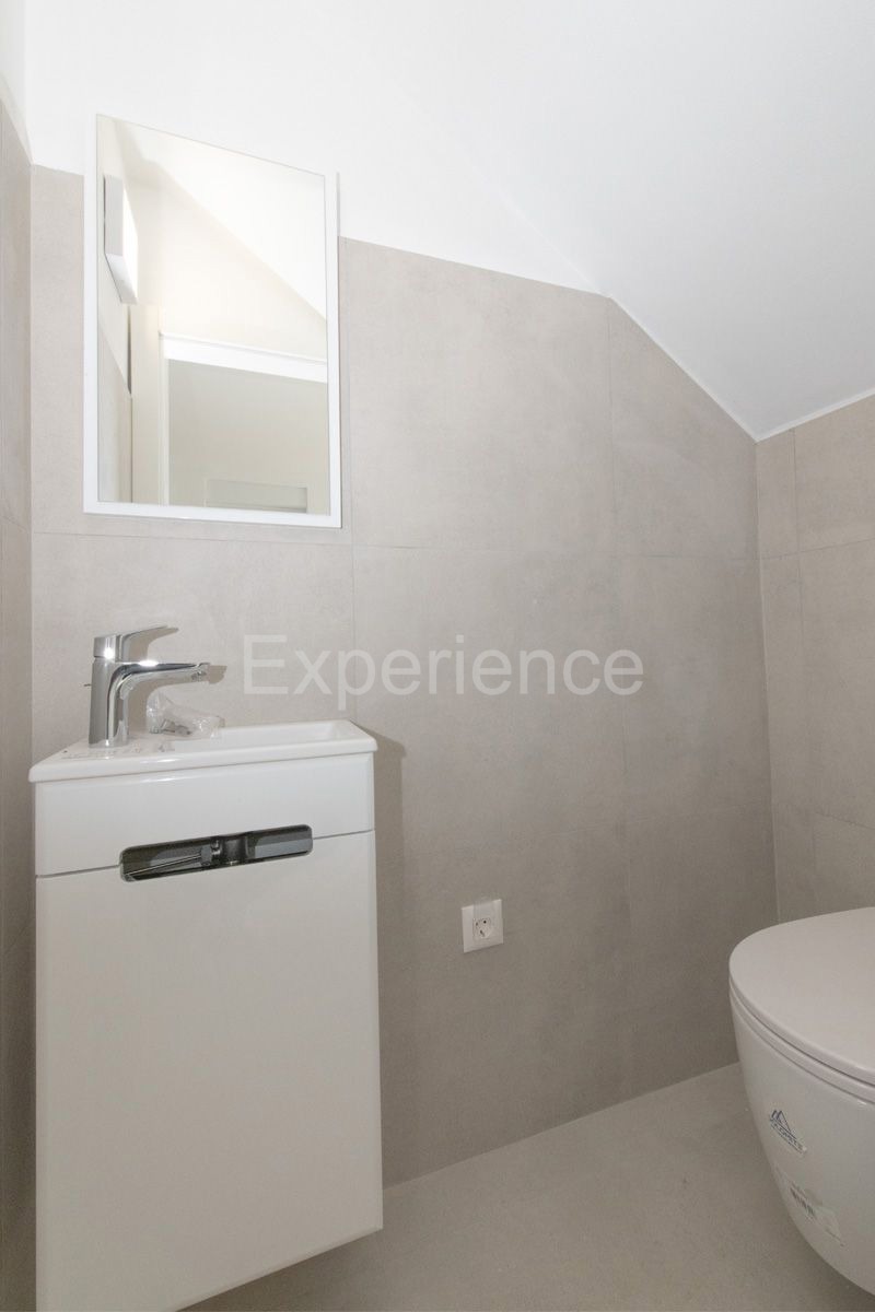 ISTRIA, zona Parenzo – appartamento su due livelli con giardino, VISTA MARE!