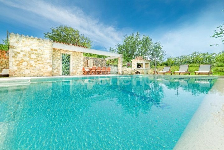 Motovun, villa con piscina e vista, 4 camere, zona tranquilla