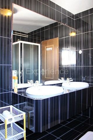 Parenzo, casa indipendente, 600 m dal mare, vista mare, giardino 400 m²