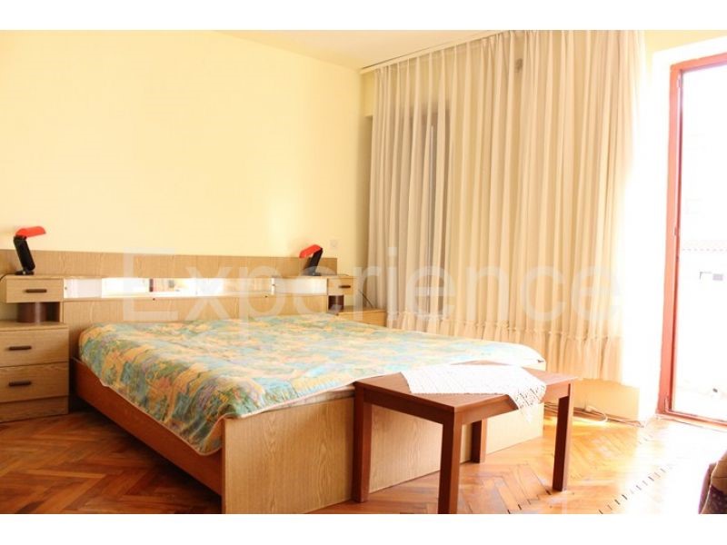 Parenzo, casa indipendente, 600 m dal mare, vista mare, giardino 400 m²