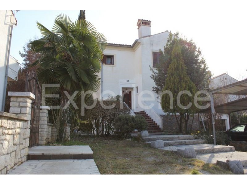 Parenzo, casa indipendente, 600 m dal mare, vista mare, giardino 400 m²