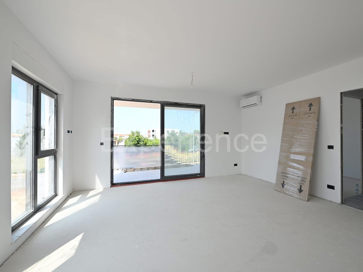 ISTRIA, Umago - appartamento in un nuovo edificio con garage, 1. piano, ASCENSORE!