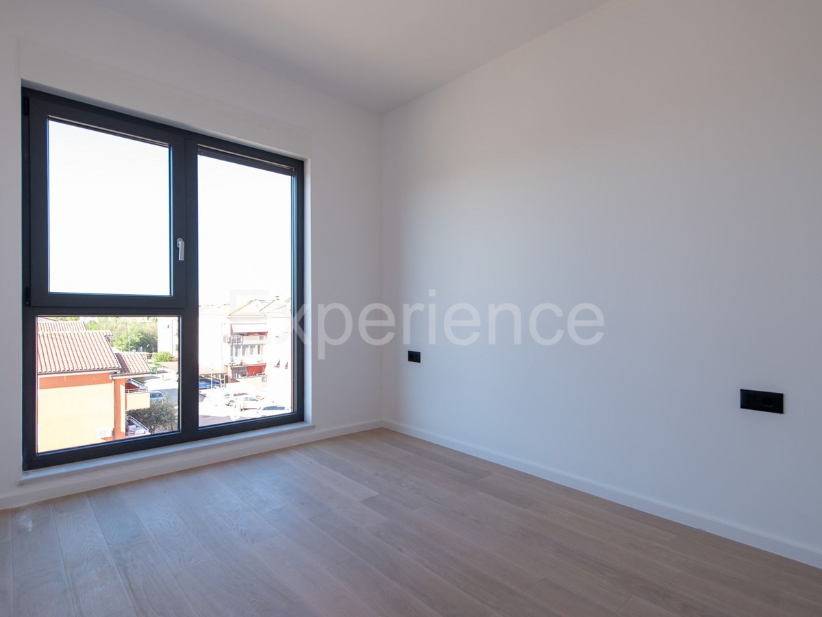 ISTRIA, Umago - appartamento in un nuovo edificio con garage, 3. piano, ASCENSORE!