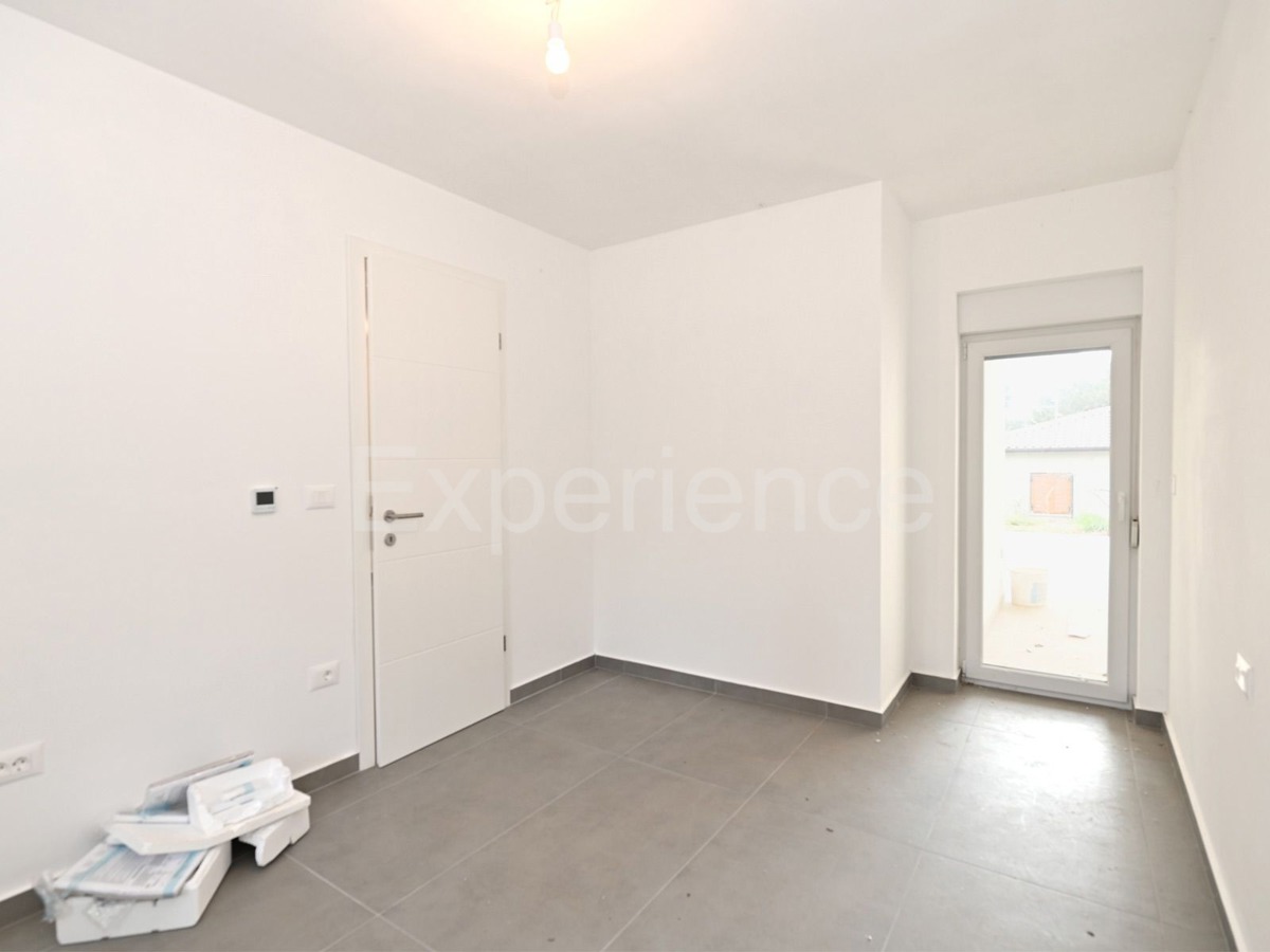 Savudrija – 500 m dalla spiaggia, appartamento al piano terra con giardino e garage!