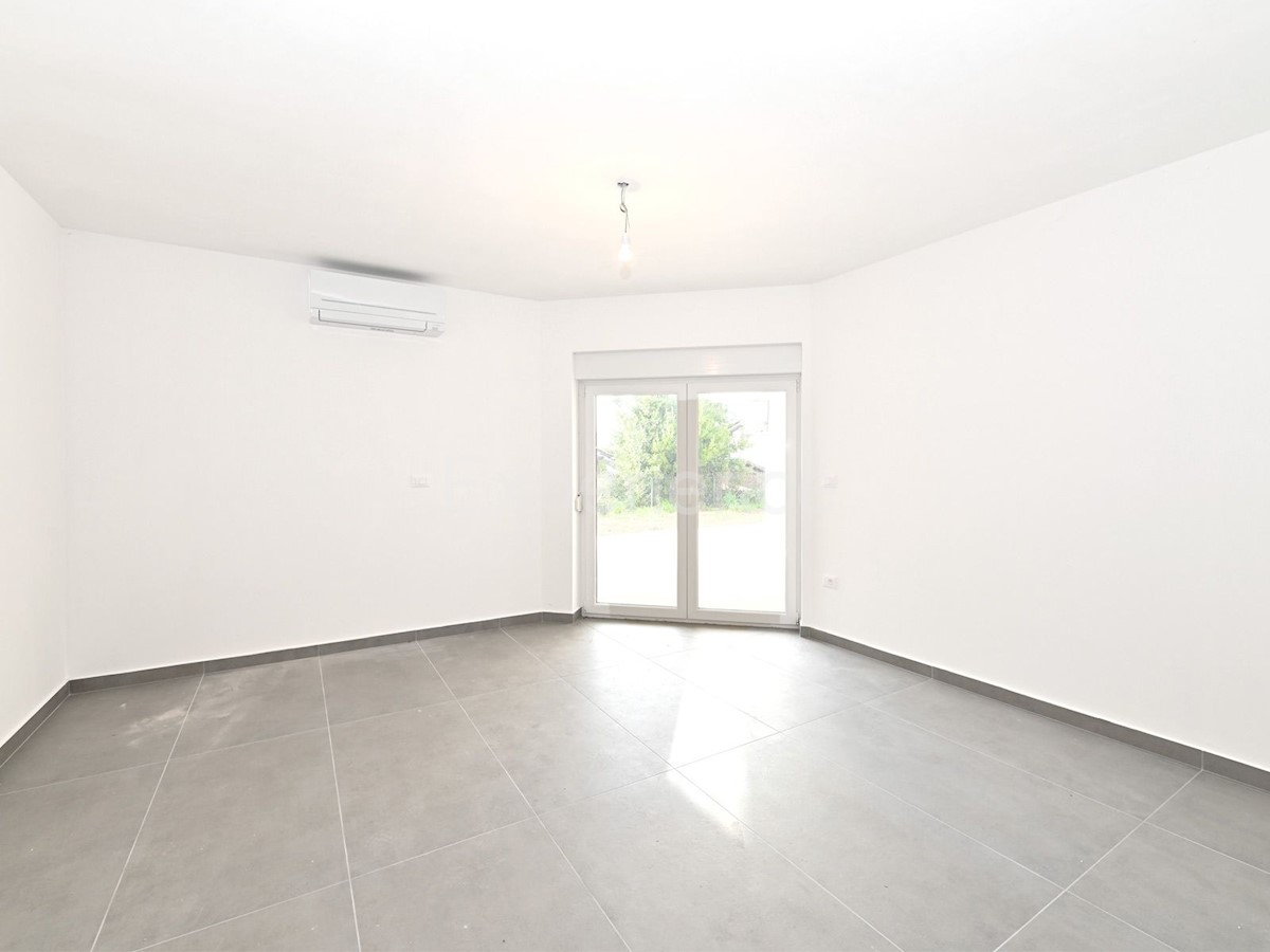 Savudrija – 500 m dalla spiaggia, appartamento al piano terra con giardino e garage!