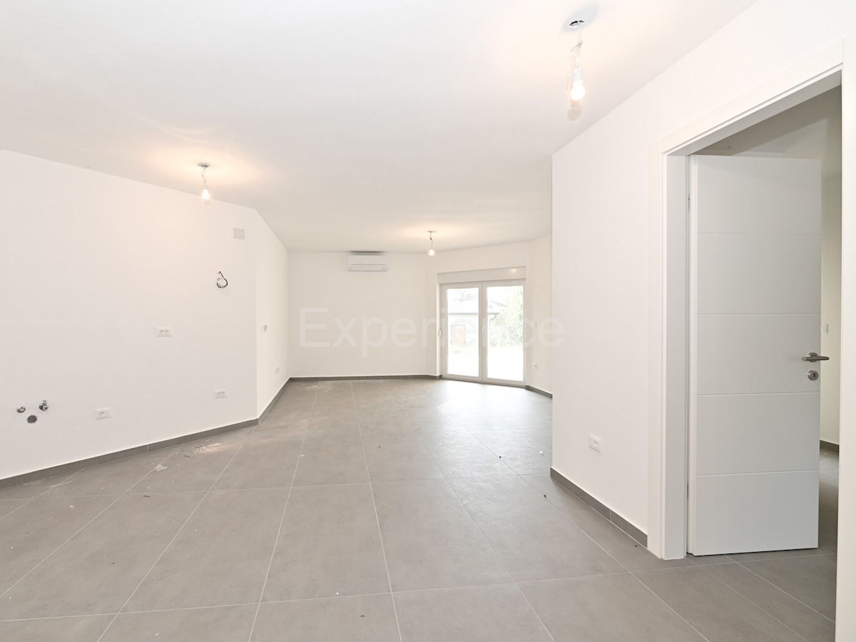 Savudrija – 500 m dalla spiaggia, appartamento al piano terra con giardino e garage!