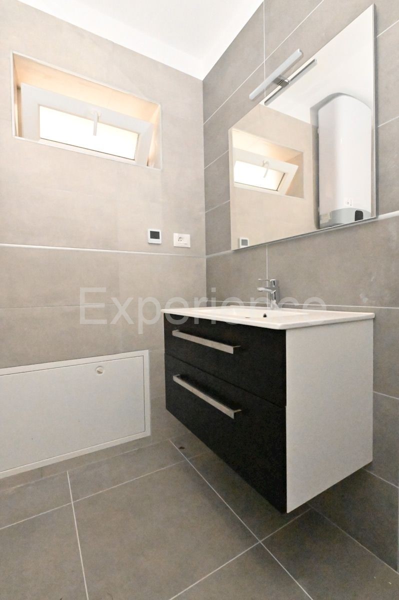 Savudrija – 500 m dalla spiaggia, appartamento al piano terra con giardino e garage!