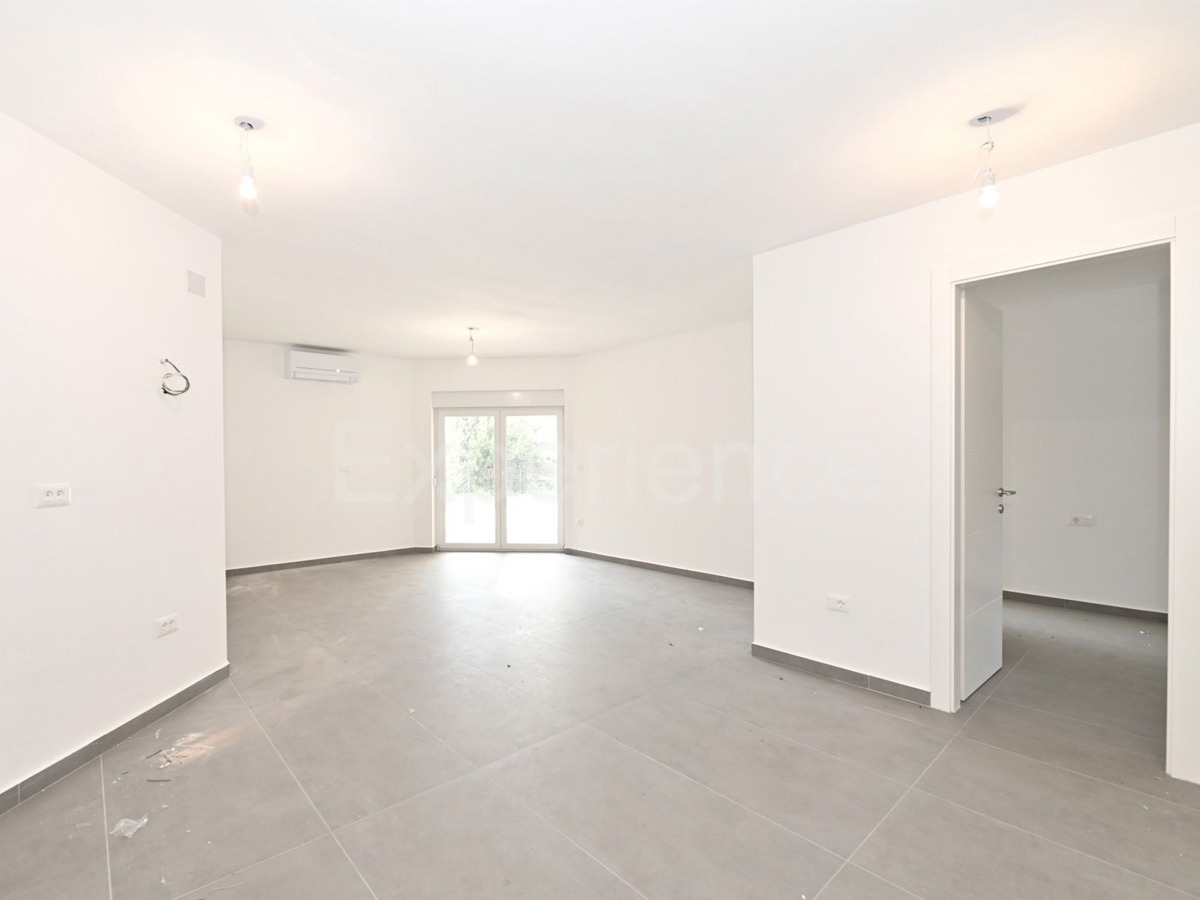 Savudrija – 500 m dalla spiaggia, appartamento al piano terra con giardino e garage!