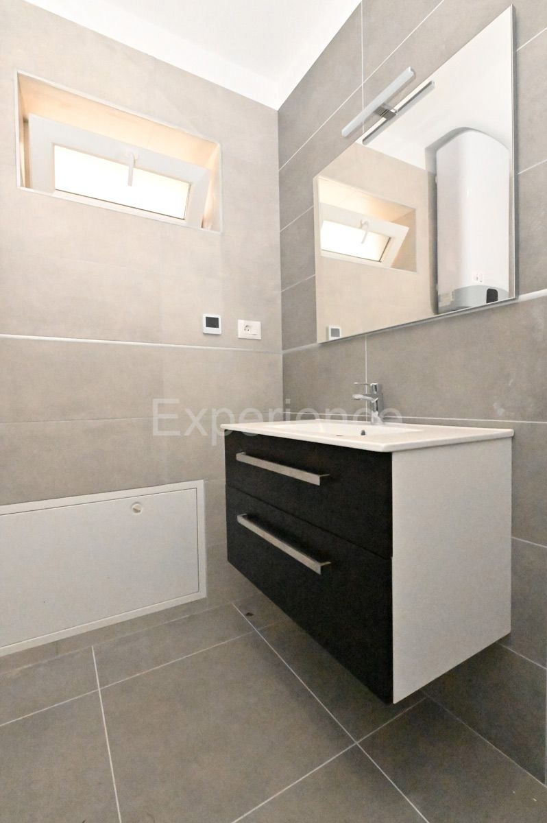 Savudrija – 500 m dalla spiaggia, appartamento al piano terra con giardino e garage!