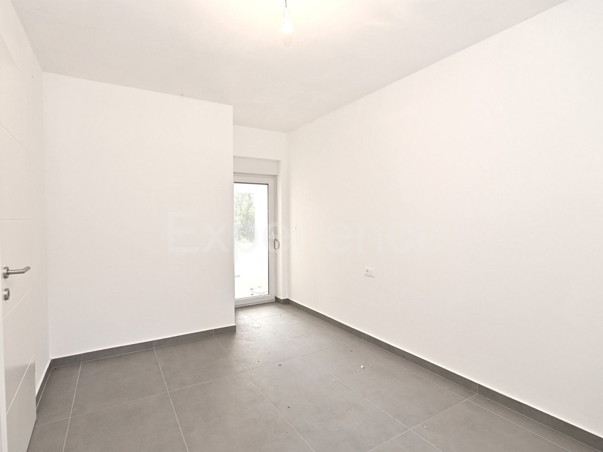 Savudrija – 500 m dalla spiaggia, appartamento al piano terra con giardino e garage!