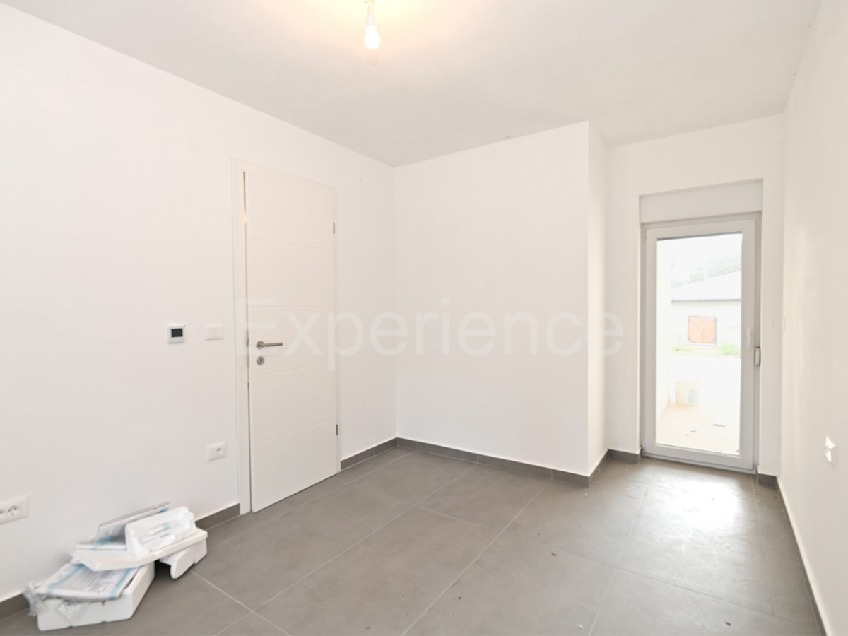 Savudrija – 500 m dalla spiaggia, appartamento al piano terra con giardino e garage!