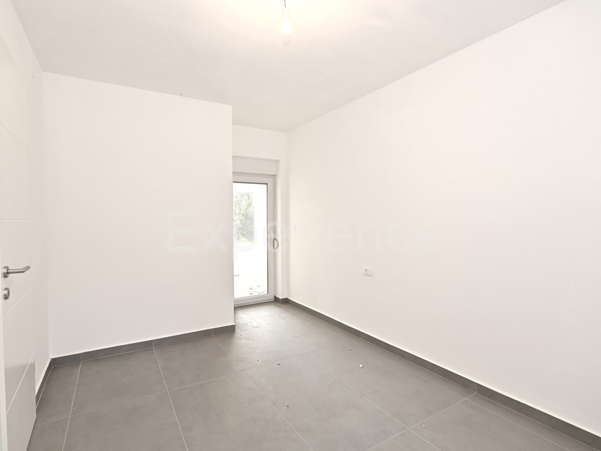 Savudrija – 500 m dalla spiaggia, appartamento al piano terra con giardino e garage!